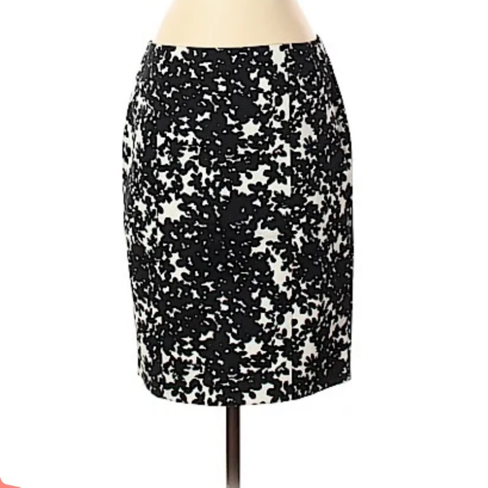 Ann Taylor A-Line Skirt Black & White Floral Skirt Size 2